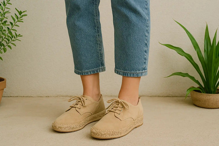 une femme avec des chaussures vintage