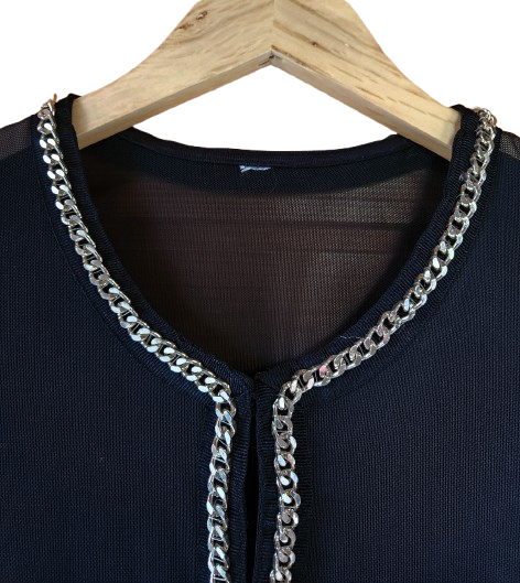 Cardigan/veste en voile semi-transparent avec chaîne dorée