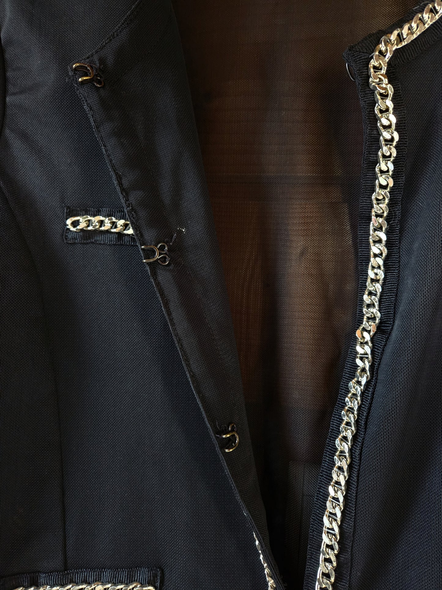 Cardigan/veste en voile semi-transparent avec chaîne dorée