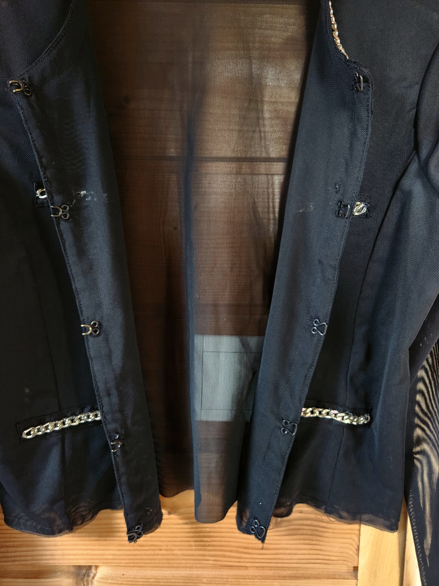 Cardigan/veste en voile semi-transparent avec chaîne dorée