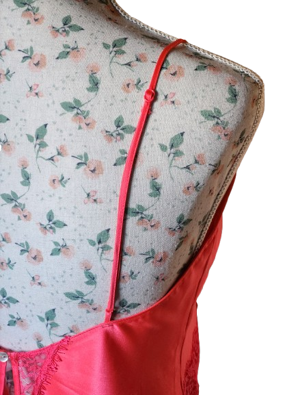 Nuisette satinée avec dentelle Darjeeling