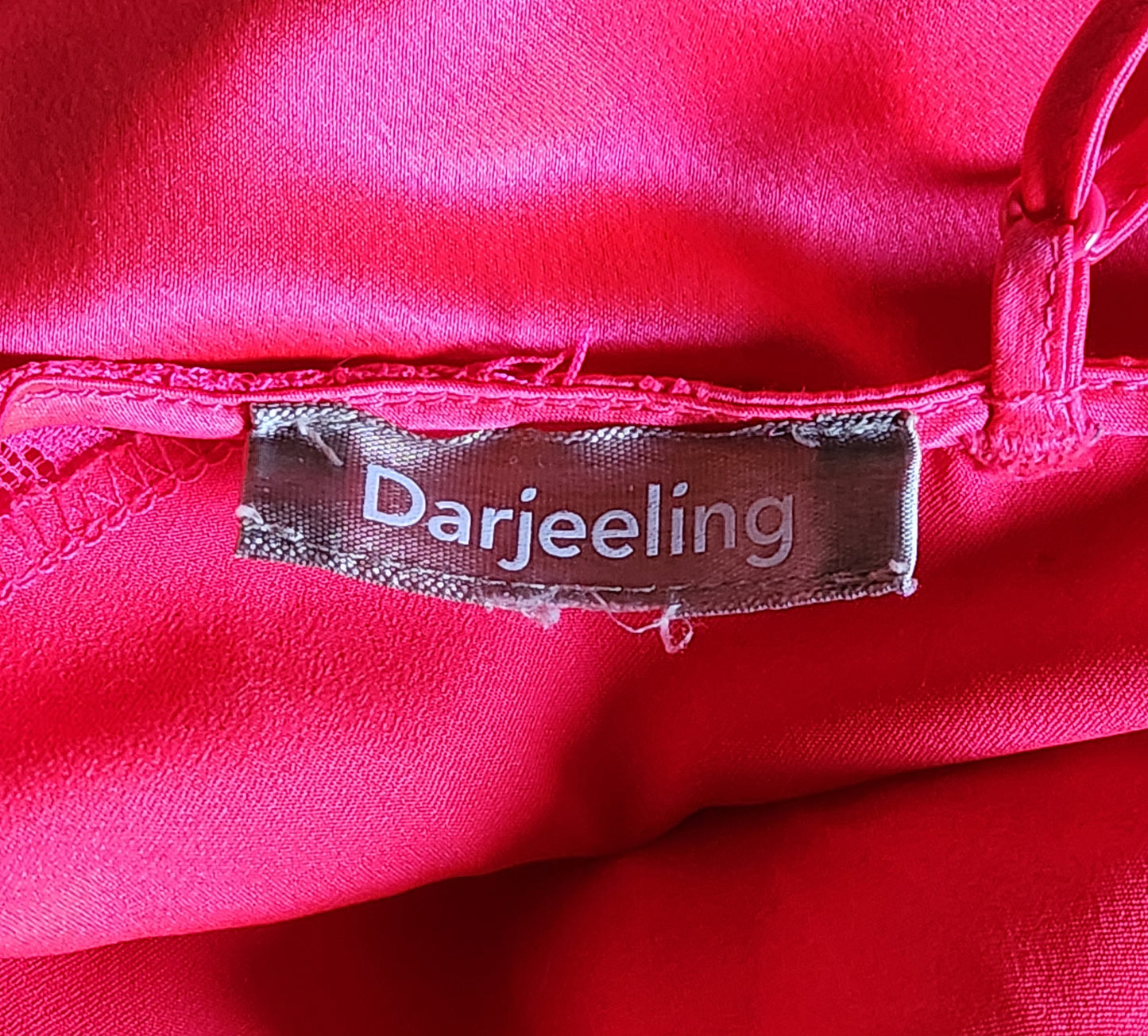 Nuisette satinée avec dentelle Darjeeling