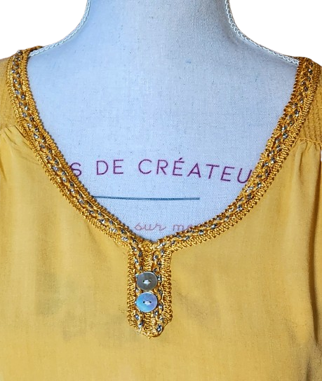 Blouse fluide avec col brodé