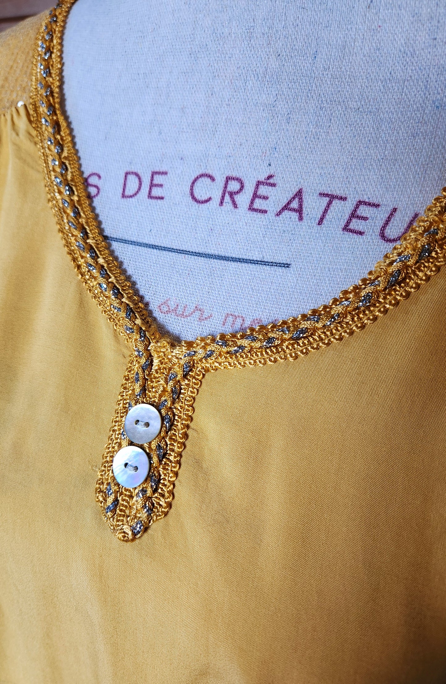 Blouse fluide avec col brodé