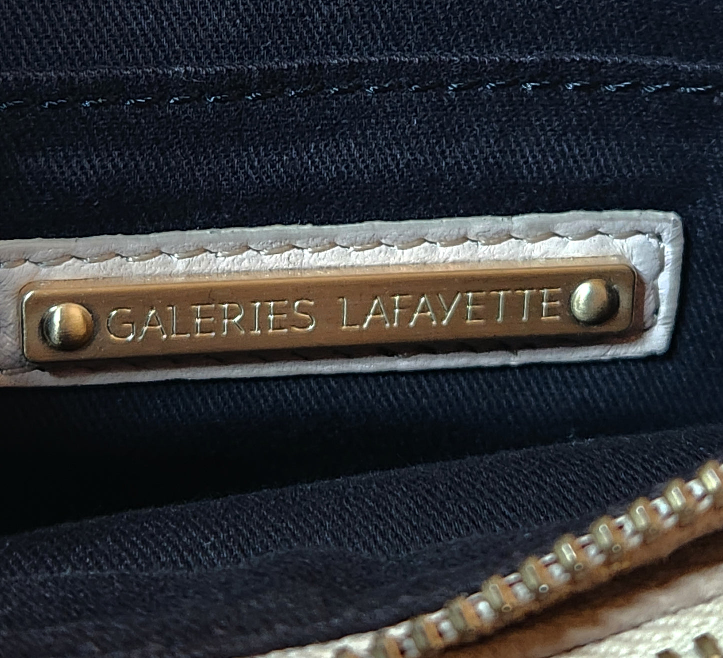 Petit sac à main beige/doré en croûte de cuir Galeries Lafayette
