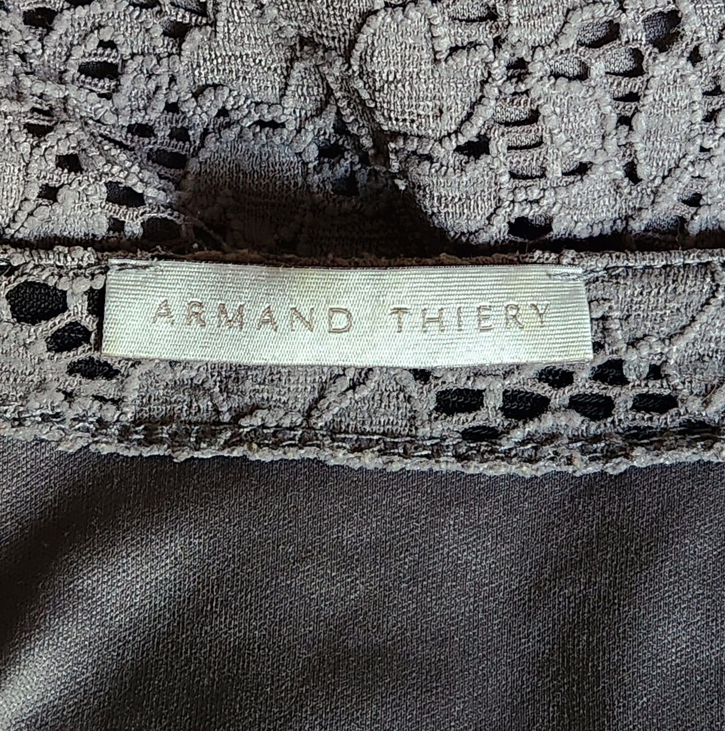Robe en dentelle avec volants Armand Thiery