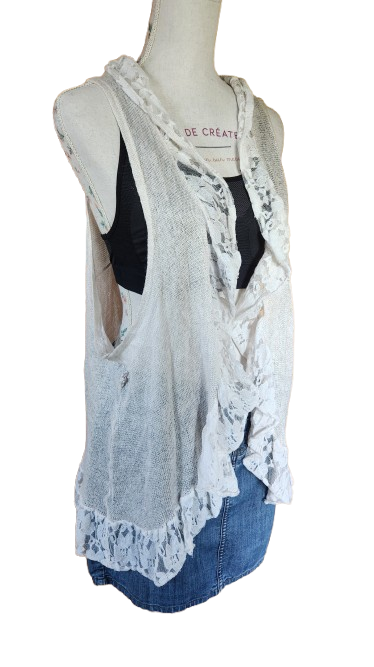 Gilet bohème en maille fine et dentelle