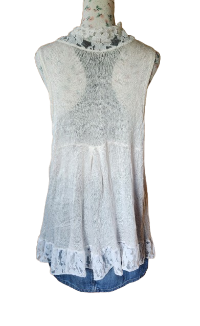 Gilet bohème en maille fine et dentelle