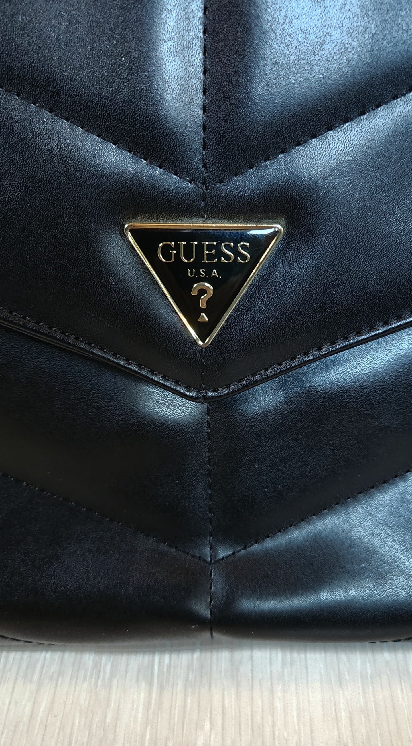 Magnifique sac à main avec chaîne dorée GUESS