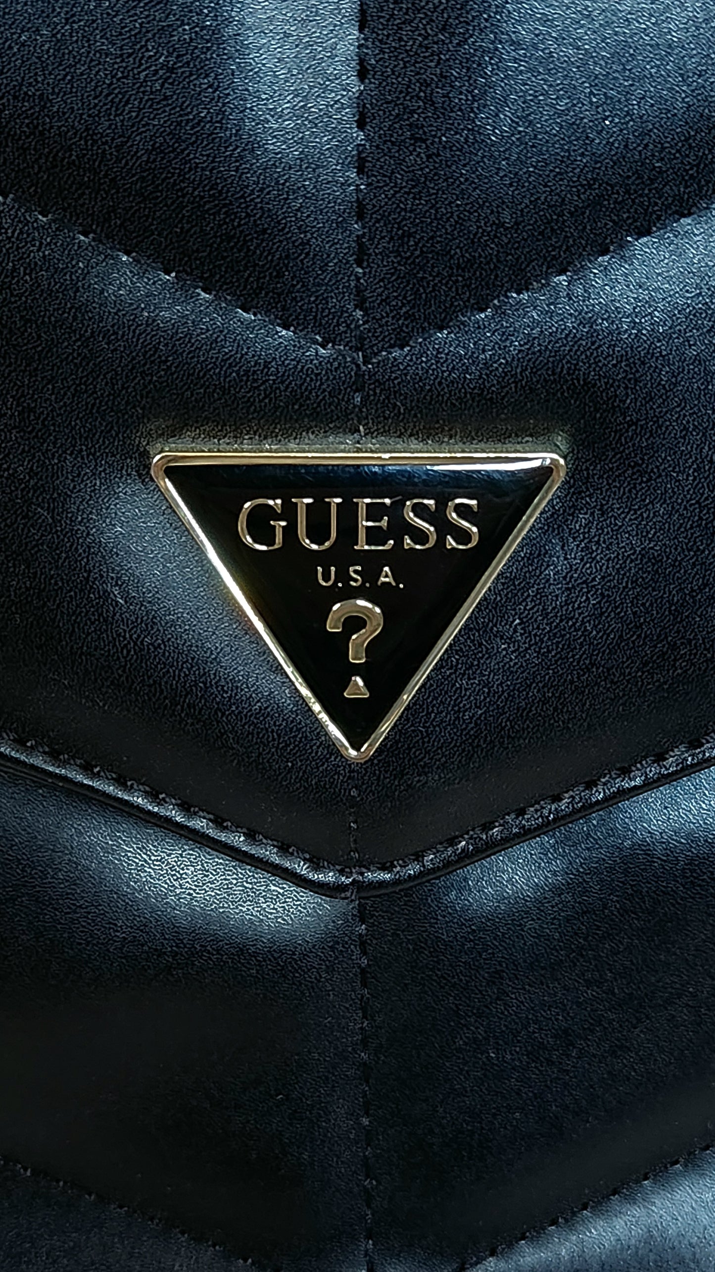 Magnifique sac à main avec chaîne dorée GUESS