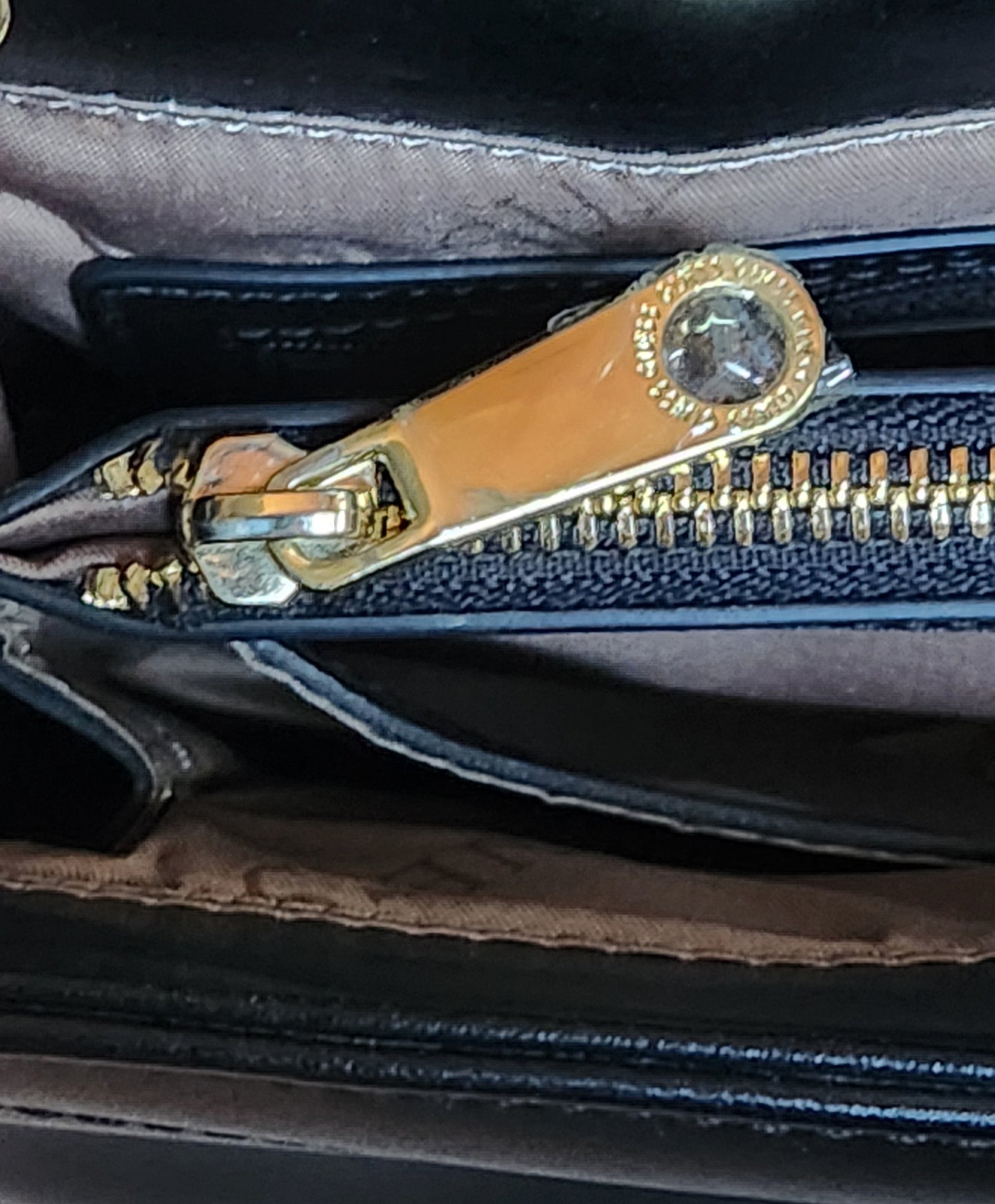 Magnifique sac à main avec chaîne dorée GUESS