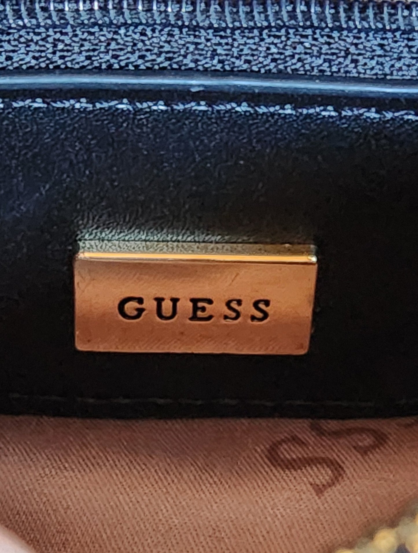 Magnifique sac à main avec chaîne dorée GUESS