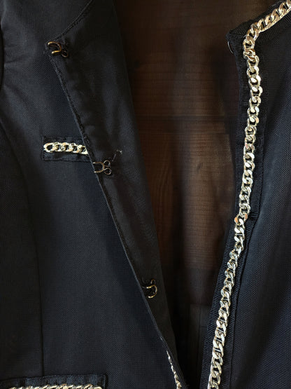 Cardigan/veste en voile semi-transparent avec chaîne dorée