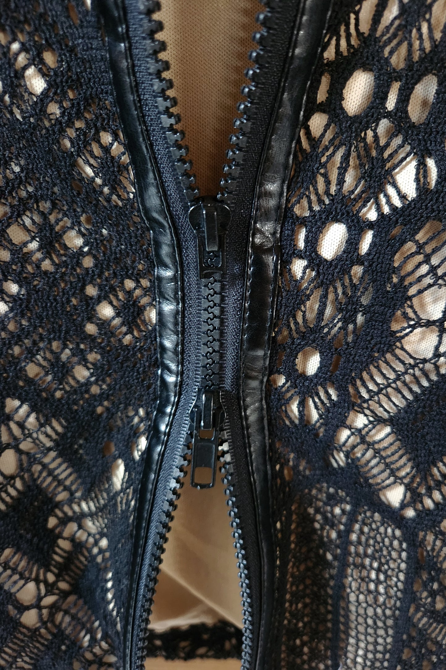 Cardigan/veste en dentelle noire Jaune Rouge Paris