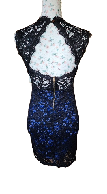 Robe moulante en dentelle noire Made in Italy