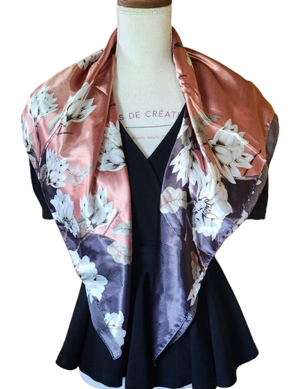 Grand foulard satiné imprimé floral
